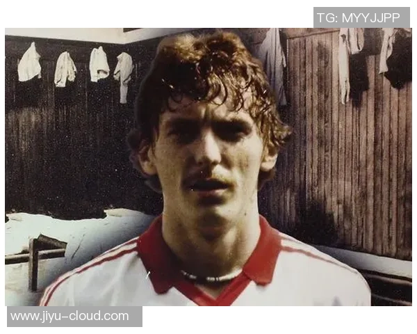 经典球星纸牌收藏展示足球激情瞬间带你重温绿茵传奇魅力