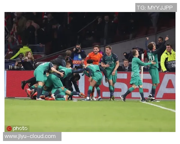 足球传奇球星离世震动全球 球迷悼念与怀念永存心中