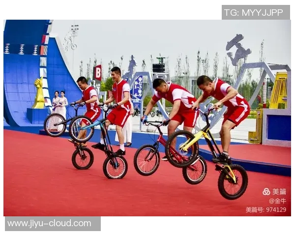 足球场上闪耀的星光夫妻：他们如何平衡事业与家庭的双重挑战