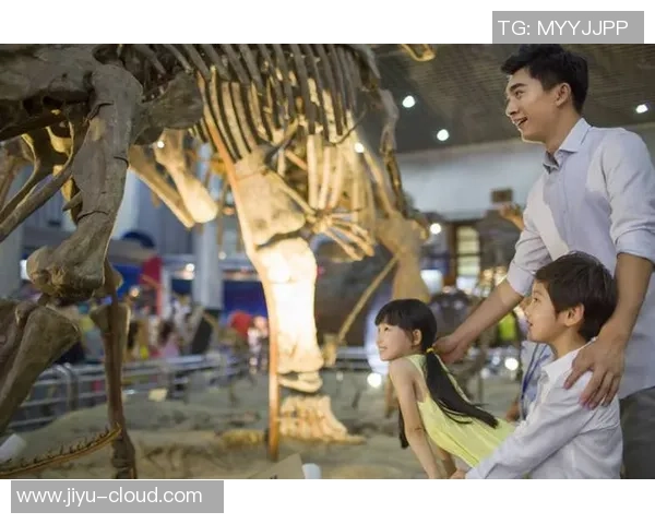 足球明星父亲携手儿子共赴赛场亲情之旅 展现父爱与运动精神