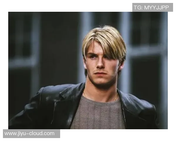 足球球星佩戴耳钉亮相赛场挑战传统造型展示个性与时尚风潮 足球球星佩戴耳钉亮相赛场挑战传统造型展示个性与时尚风潮